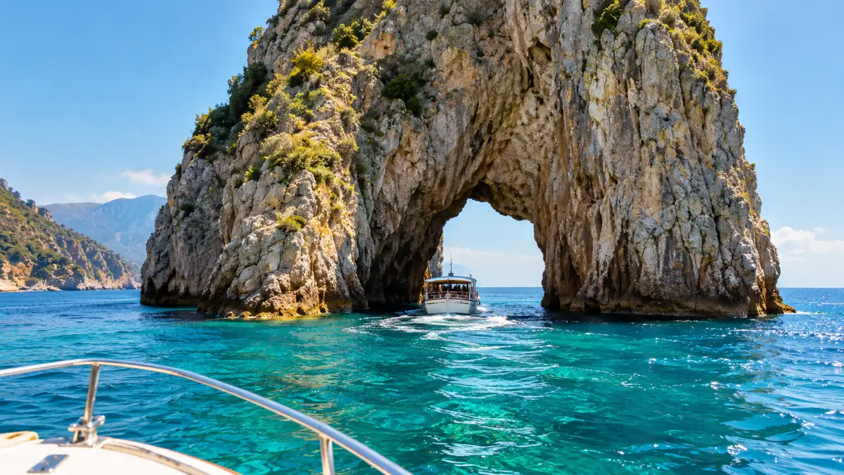 Il passaggio sotto l’arco del Faraglione di Mezzo