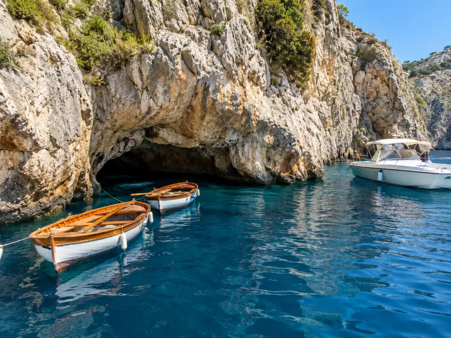 L’ingresso della Grotta Azzurra con le barchette a remi
