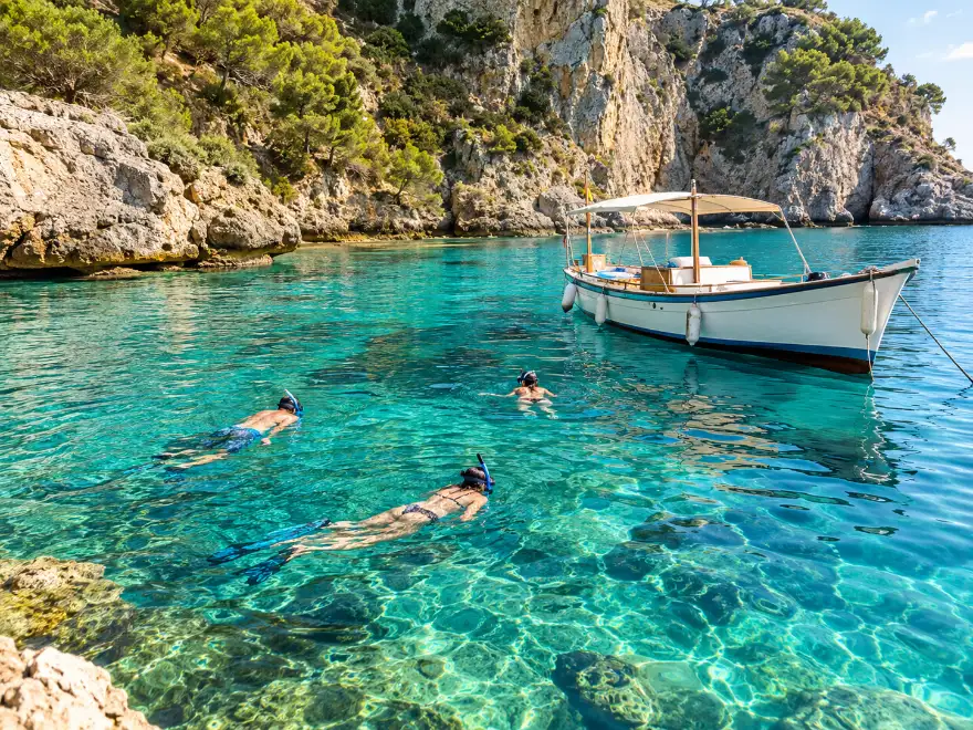 Il porto di Marina Grande visto dall’acqua