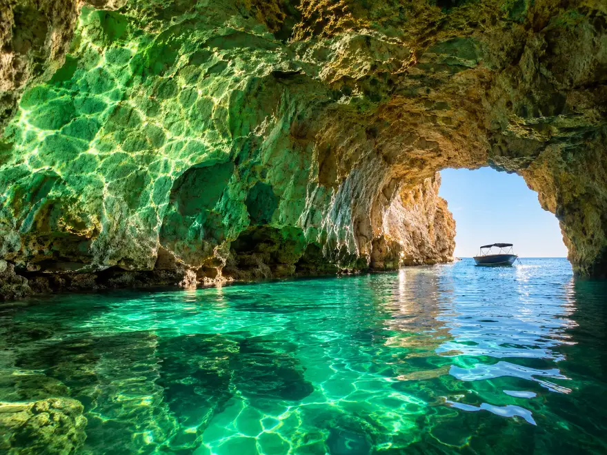 Acqua trasparente lungo la costa sud di Capri
