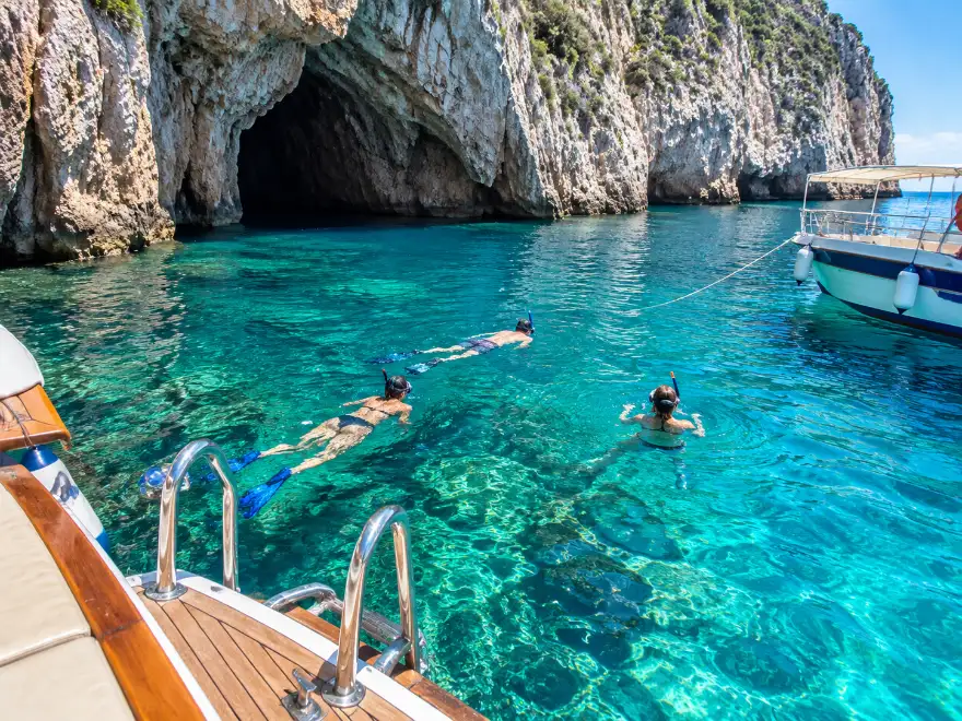 La sosta bagno con maschera e boccaglio lungo il periplo